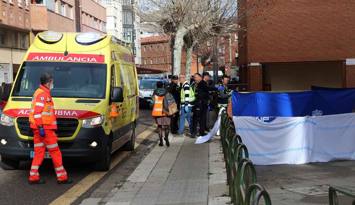 Miembros de equipos de emergencias y forense en el el lugar de los hechos antes de levantamiento del cadáver. ICAL