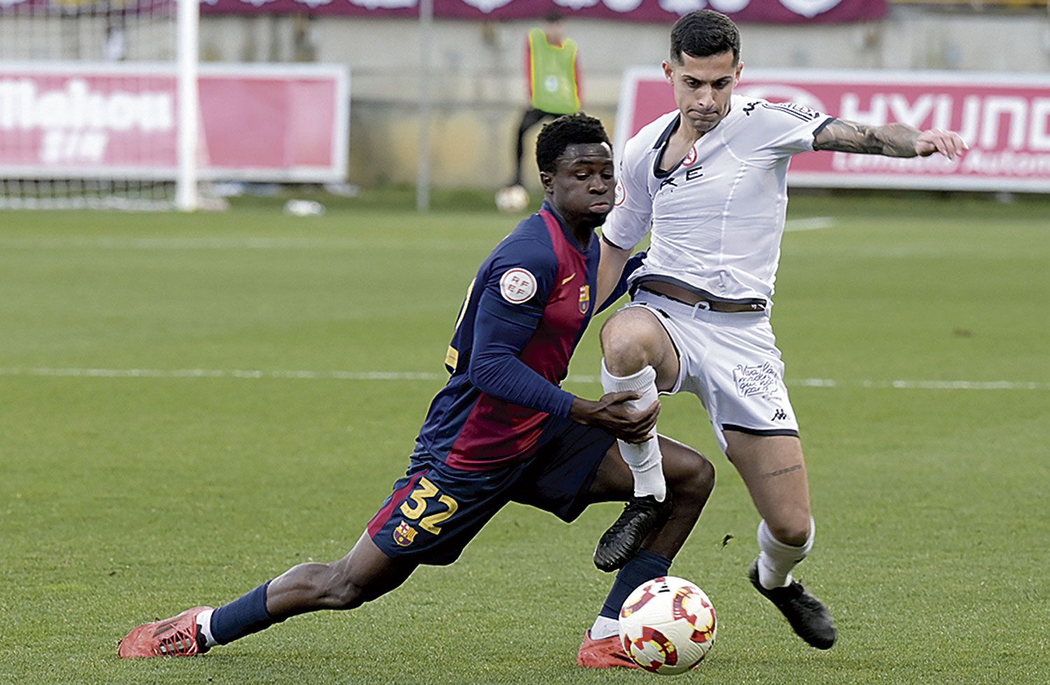 Bicho intenta llevarse el balón pese al agarrón de Landry. | MAURICIO PEÑA