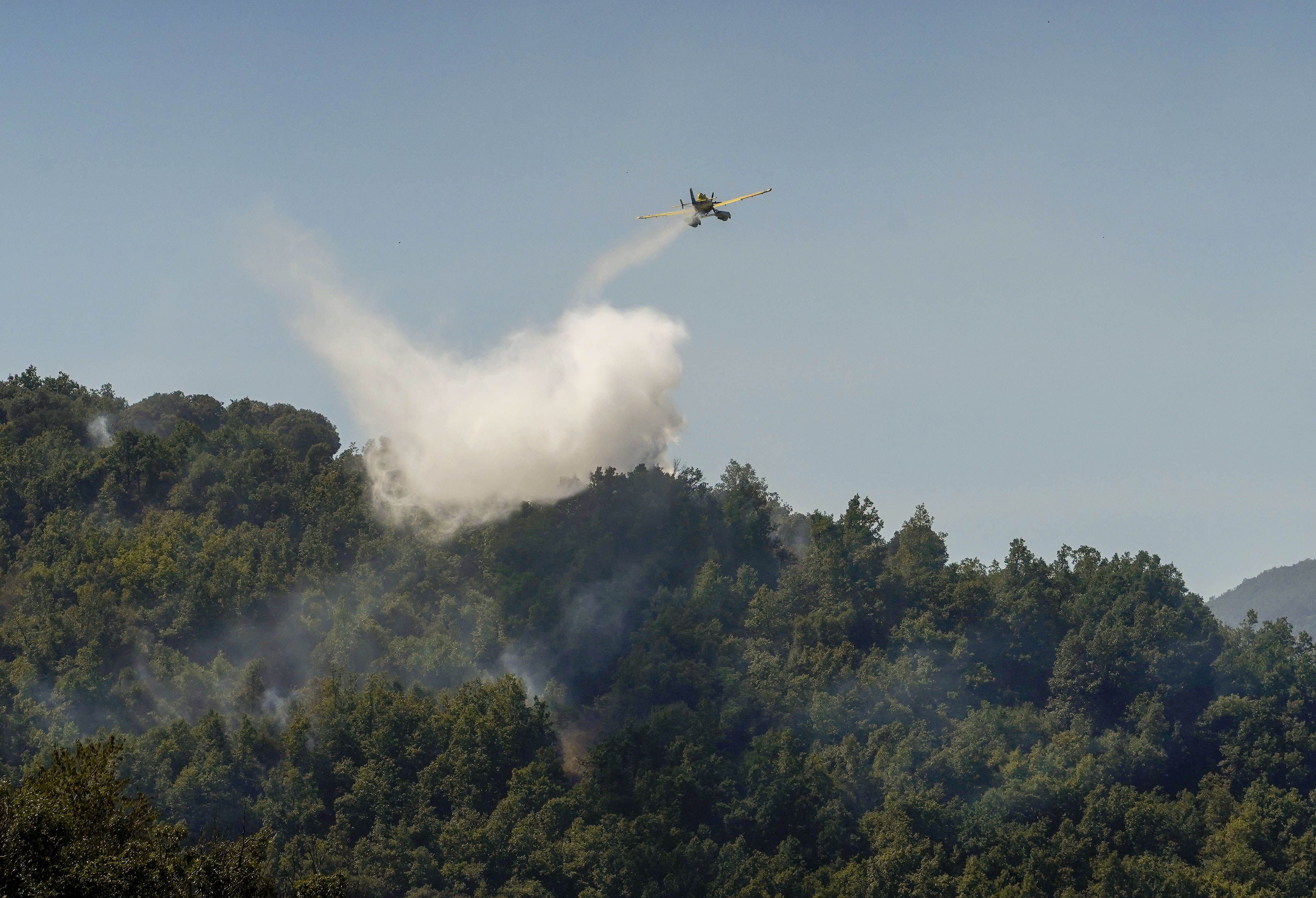  Un hidroavión participa en las labores de extinción de un incendio entre Tremor de Abajo y Almagarinos en una imagen de archivo. ICAL