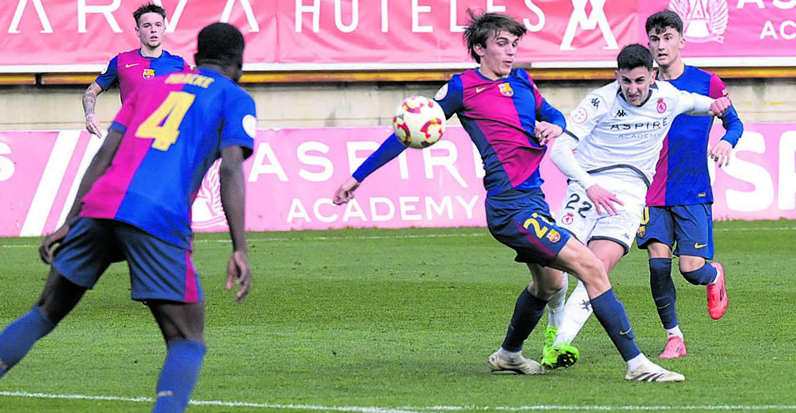 Pibe lanza entre defensas del Barcelona B. | MAURICIO PEÑA