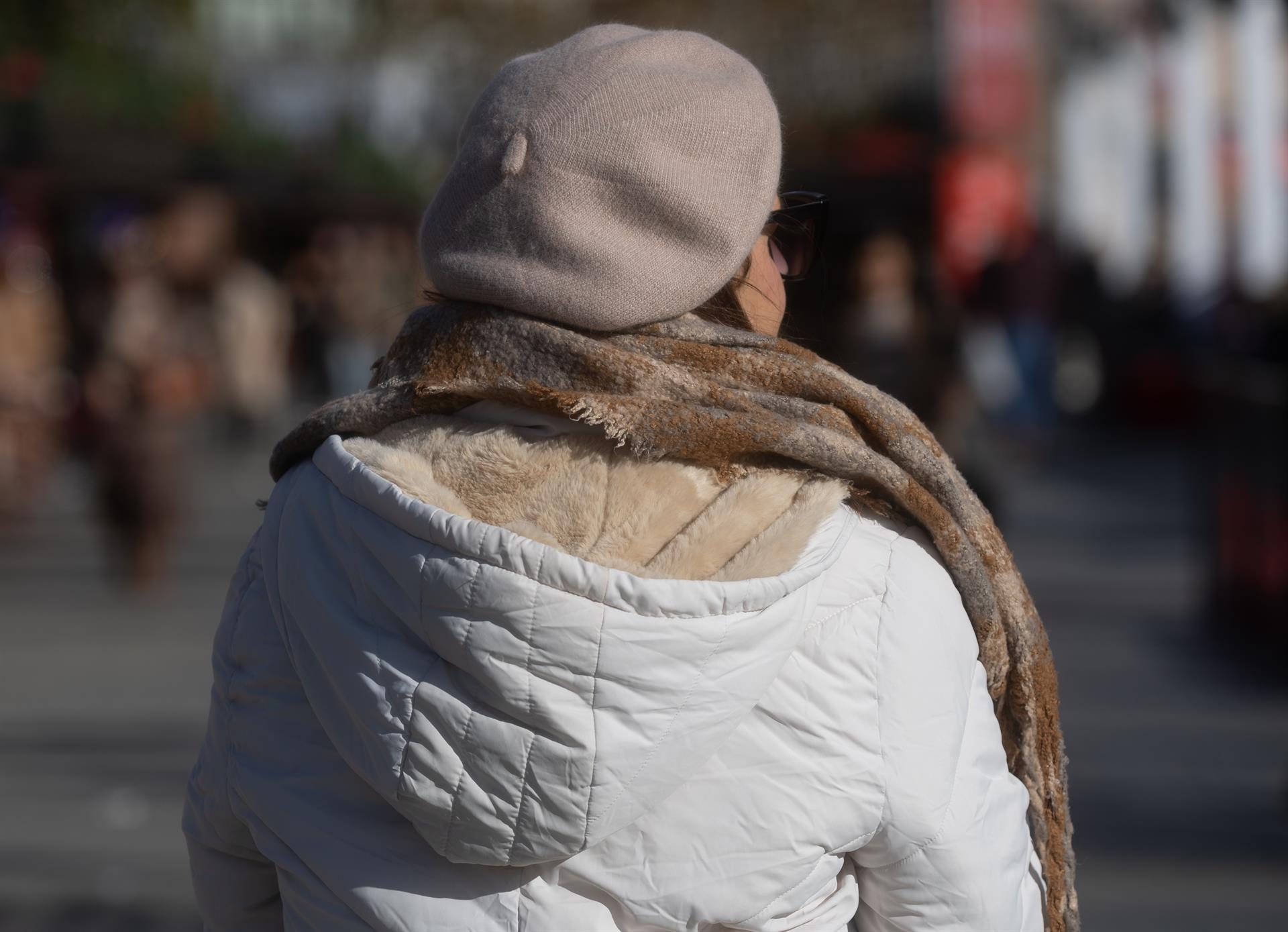 Una mujer abrigada con bufanda y gorro en una imagen de archivo. EUROPA PRESS