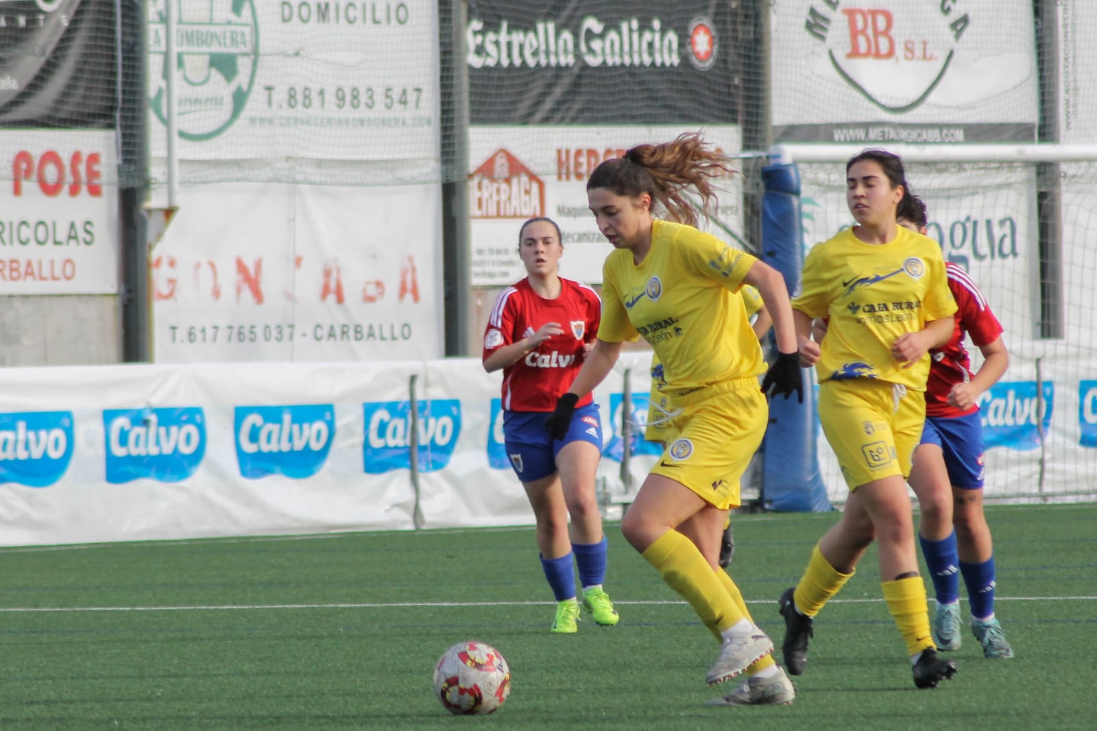 Un lance del encuentro entre elBergantiños y el Olímpico, que acabó con la victoria leonesa.  AROA CAÑO