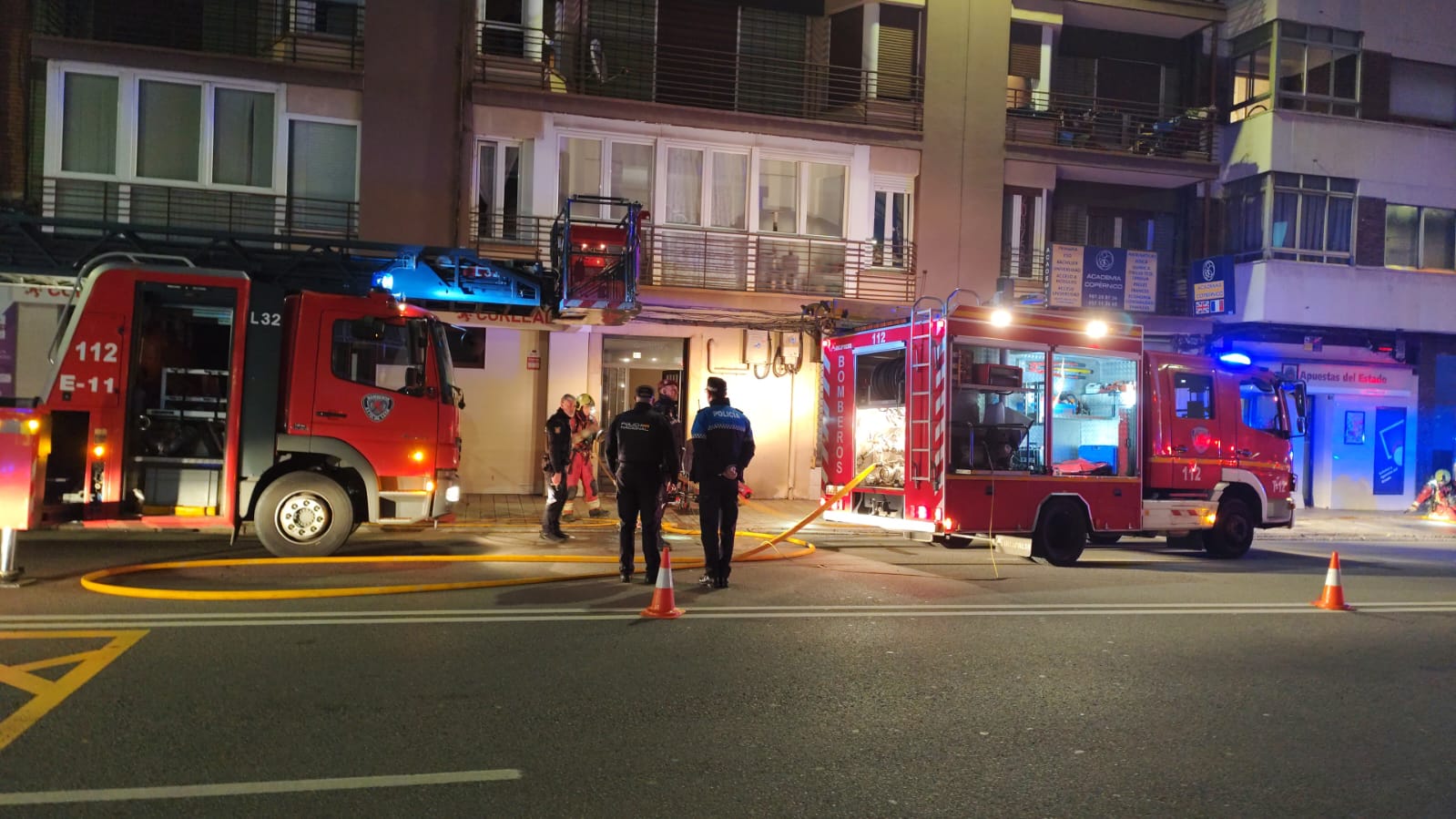 Incendio en unos trasteros en Alcalde Miguel Castaño. | ENRIQUE PÉREZ DE LA PUENTE