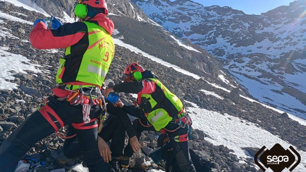 En la imagen, Bomberos de Asturias atendiendo al montañero de 23 años en el lugar del rescate. | @112ASTURIAS 