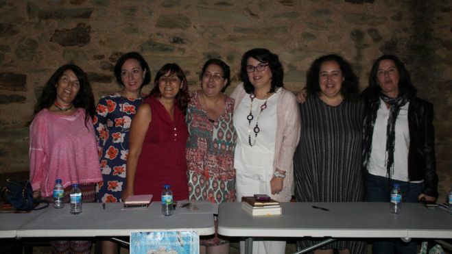 Paz Martínez junto a otras escritoras en el encuentro 'Viaje por la Literatura. De Concha Espina a nuestros días. 7x 7'. | NEMONIO