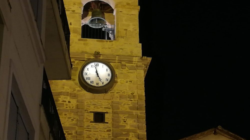 El reloj de Ponferrada se estancó en las 5 y sus agujas han dejado de funcionar. | MAR IGLESIAS