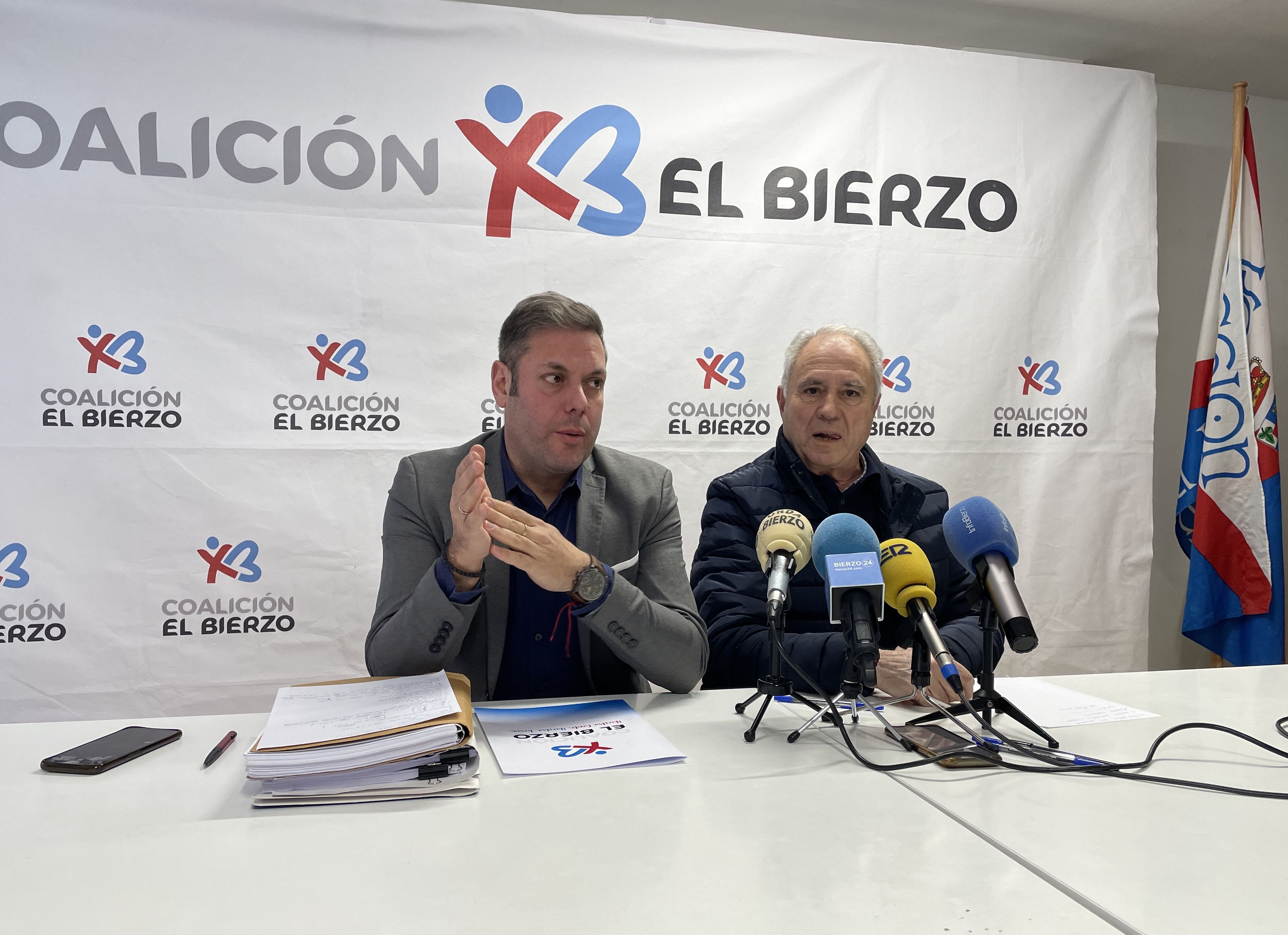 A la izquierda, el secretario de CB Iván Alonso; a la derecha, el presidente José Álvarez. | JAVIER FERNÁNDEZ