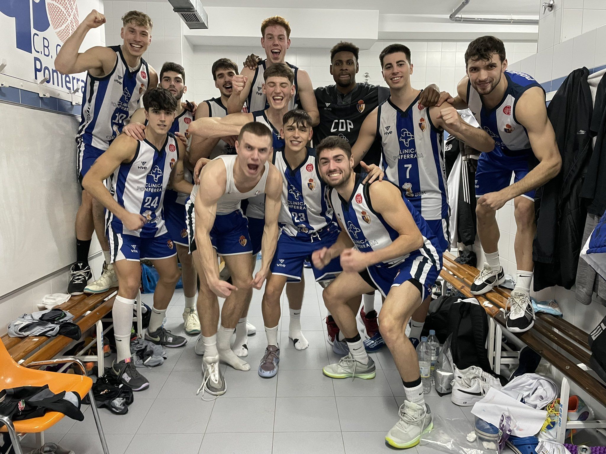 Momento de la celebración de Ponferrada tras la épica victoria ante Melilla. CPSDP