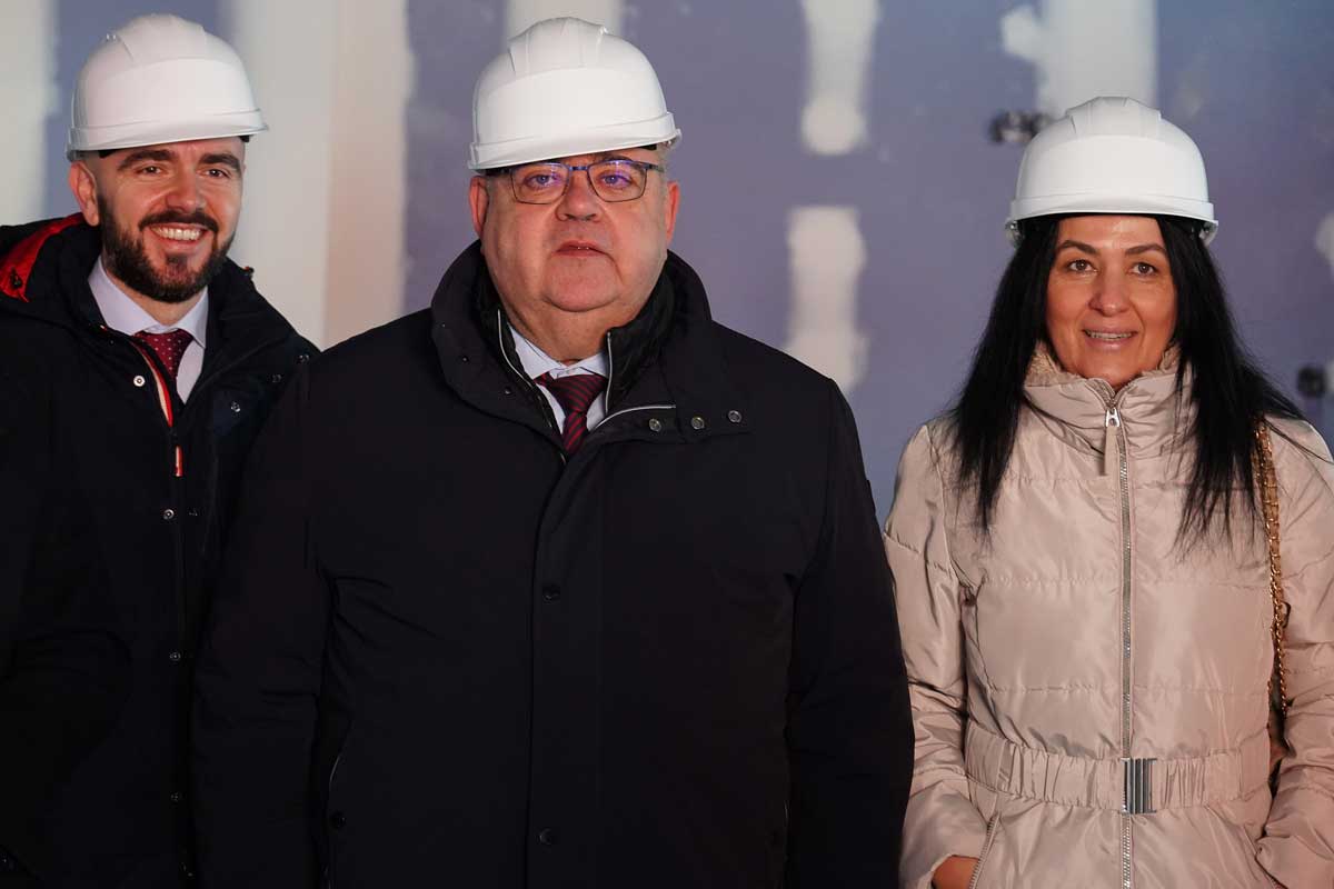 El consejero de Sanidad, Alejandro Vázquez, (c) en su visita a las obras del Centro de Salud de Pinilla. | CAMPILLO (ICAL)