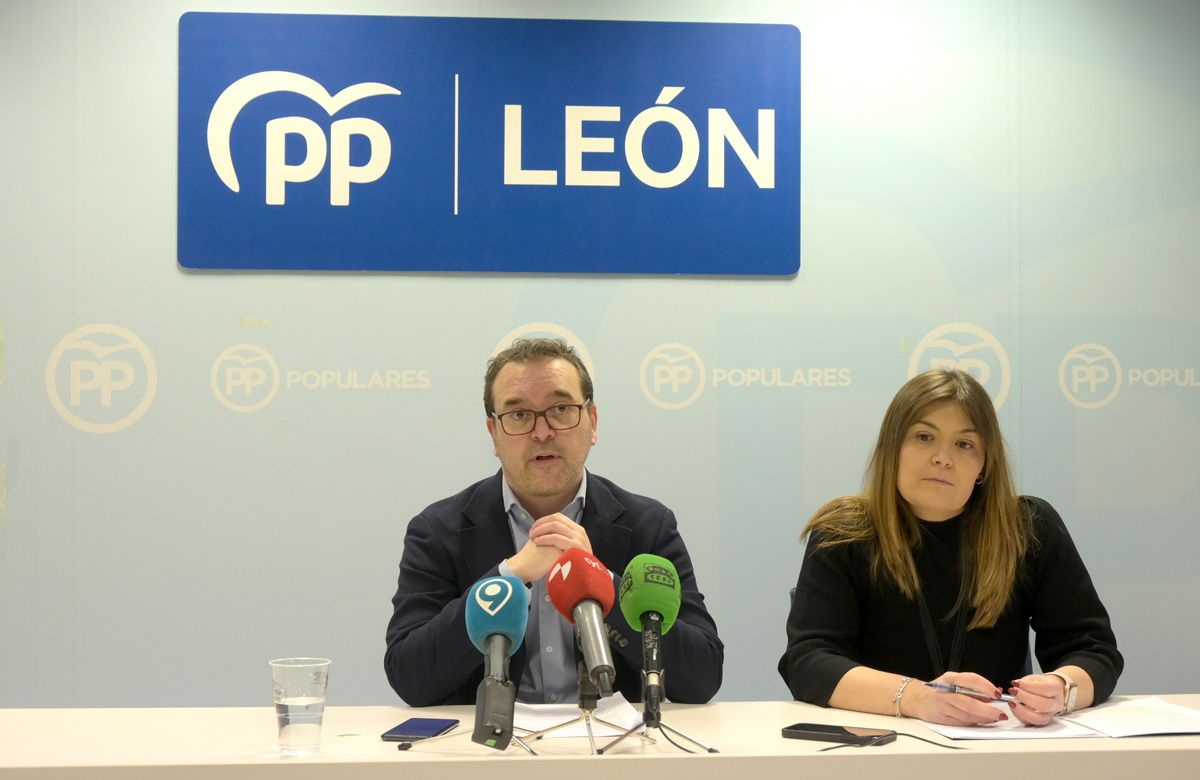 Los procuradores del PP Ricardo Gavilanes y Beatriz Coelho. | MAURICIO PEÑA