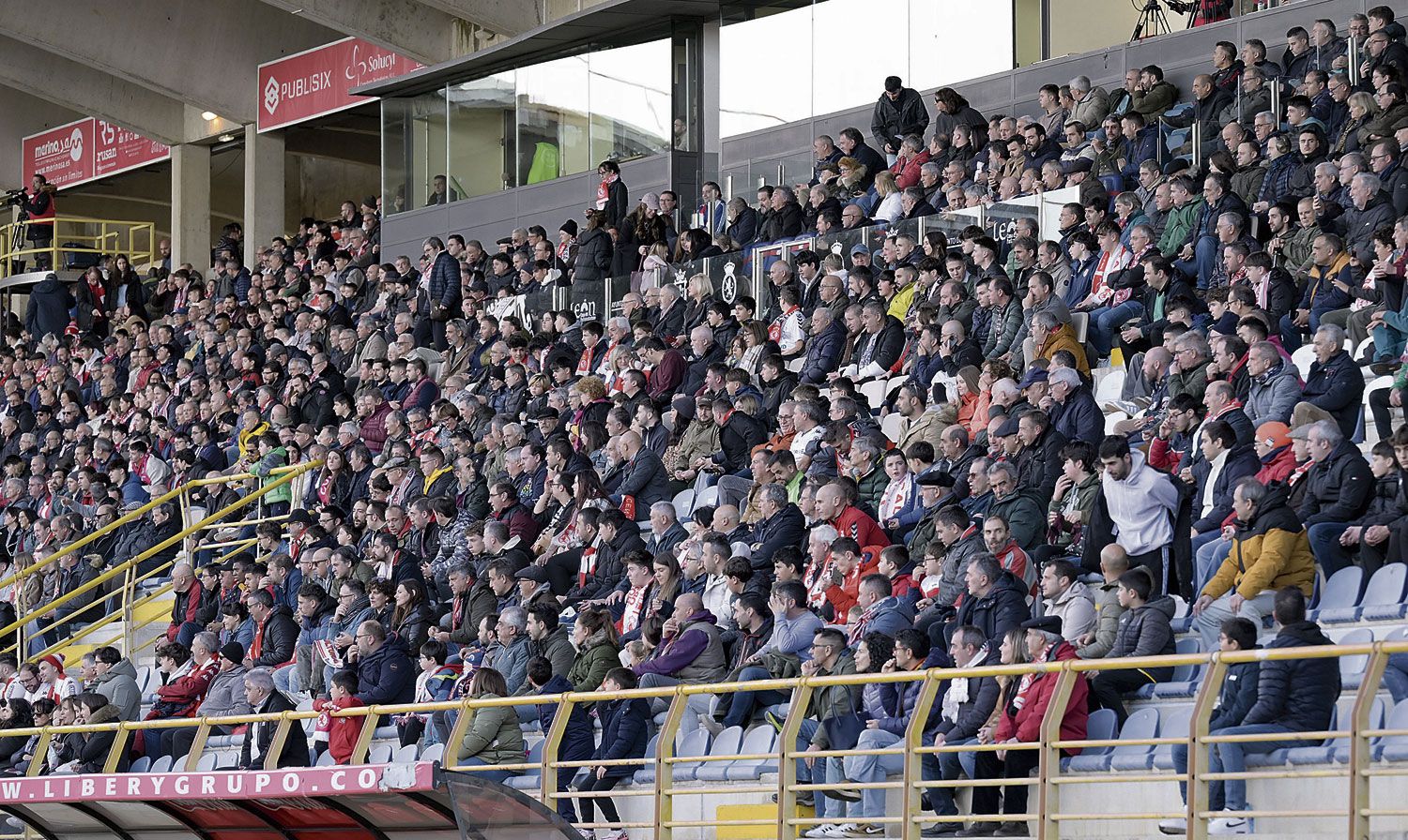 Imagen de la afición de la Cultural en el último partido ante el Barcelona B. | MAURICIO PEÑA