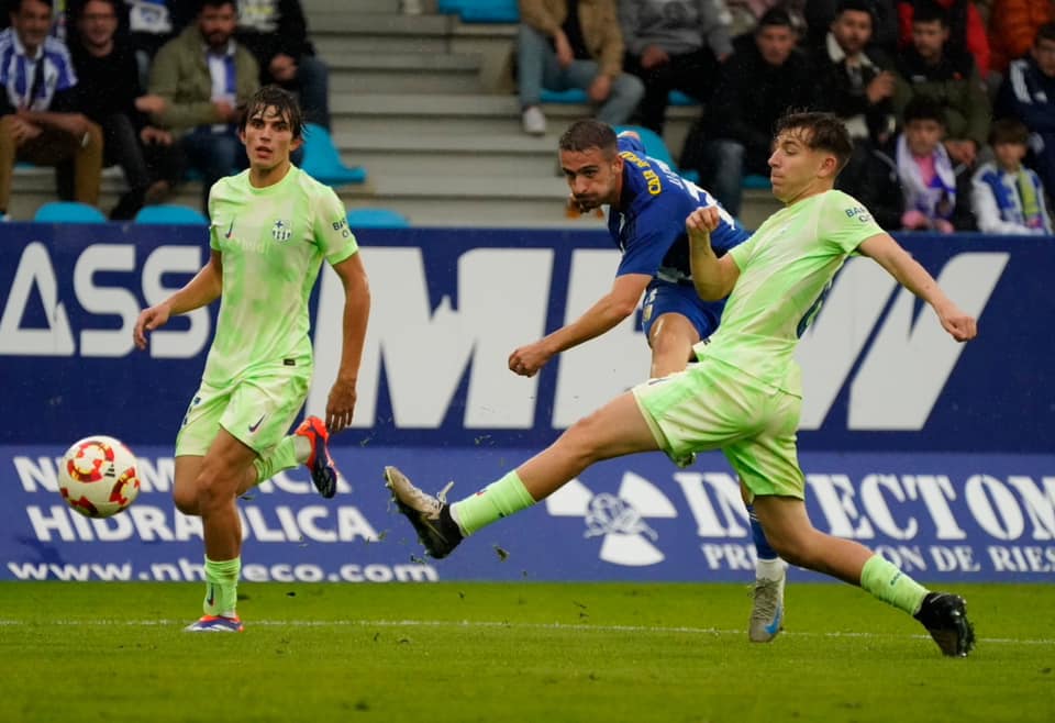 Cortés rematando a portería durante el partido ante el Barça B en El Toralín. SDP