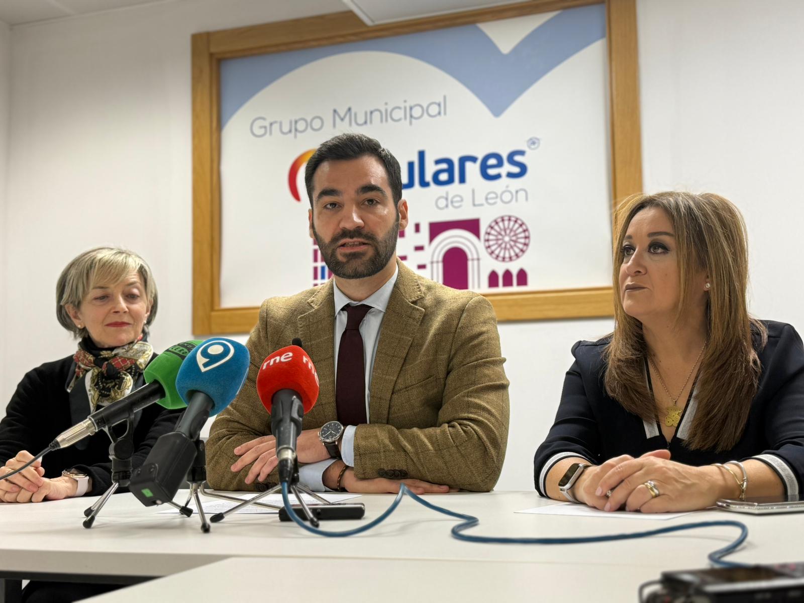 Ana Franco, David Fernández y Paloma Robles, durante la comparecencia del grupo municipal del PP. | LNC