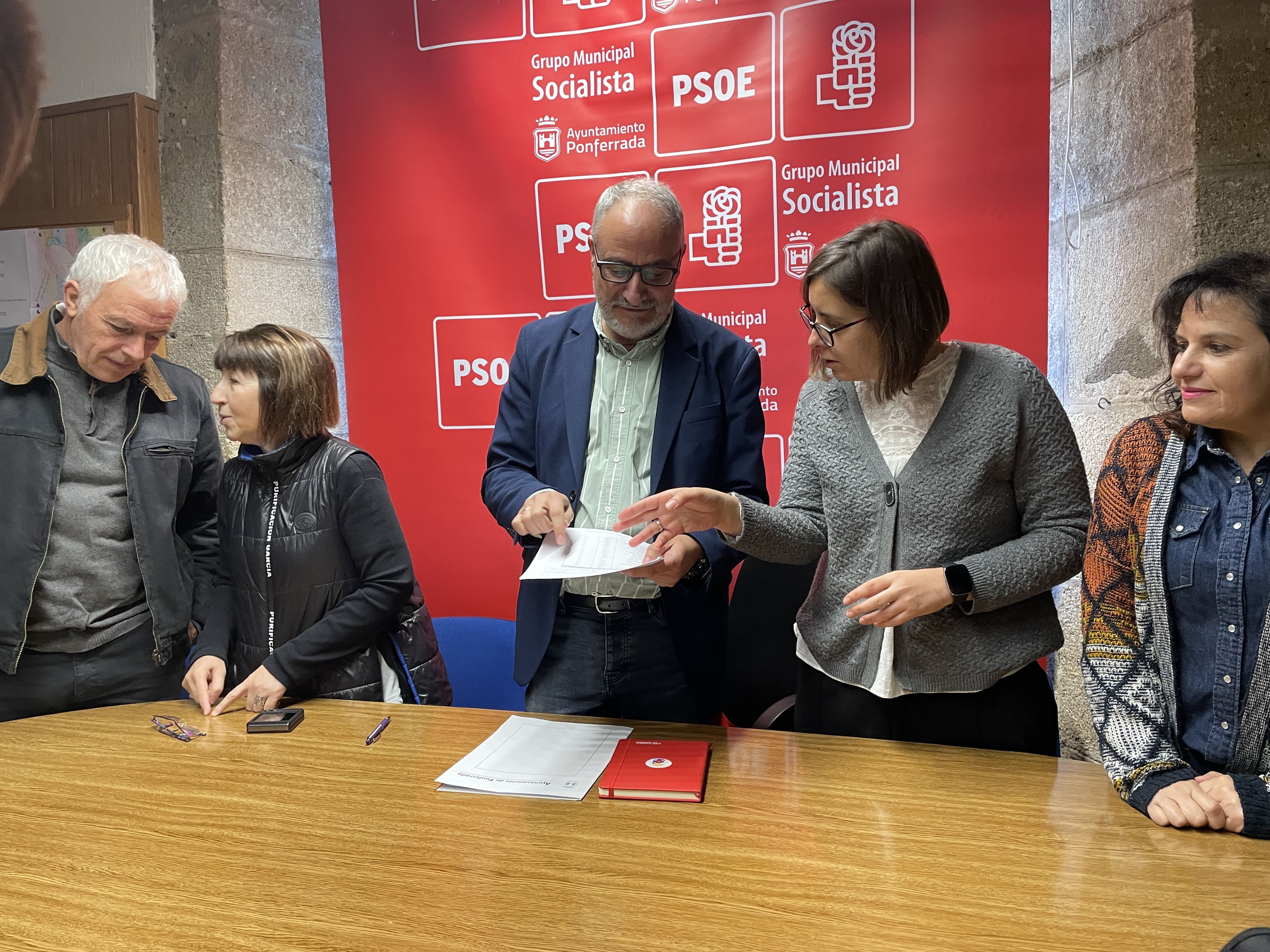 El equipo del PSOE de Ponferrada en rueda de prensa. | JAVIER FERNÁNDEZ