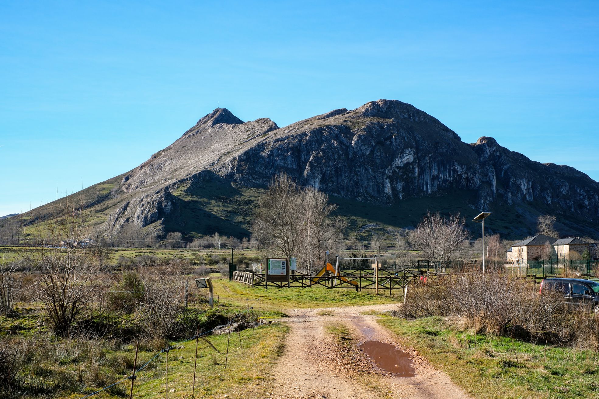 Área recreativa bajo la peña el Castillo. | VICENTE GARCÍA