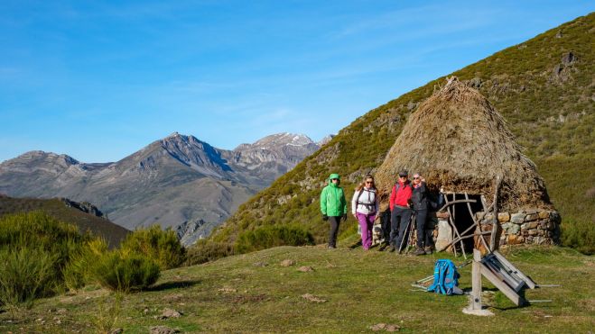 Junto al chozo con las montañas del Oeste. | VICENTE GARCÍA