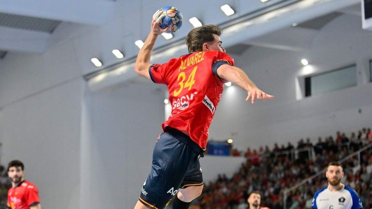 Carlos Álvarez lanzando a portería durante su primer partido con la Selección Española.  RFEB