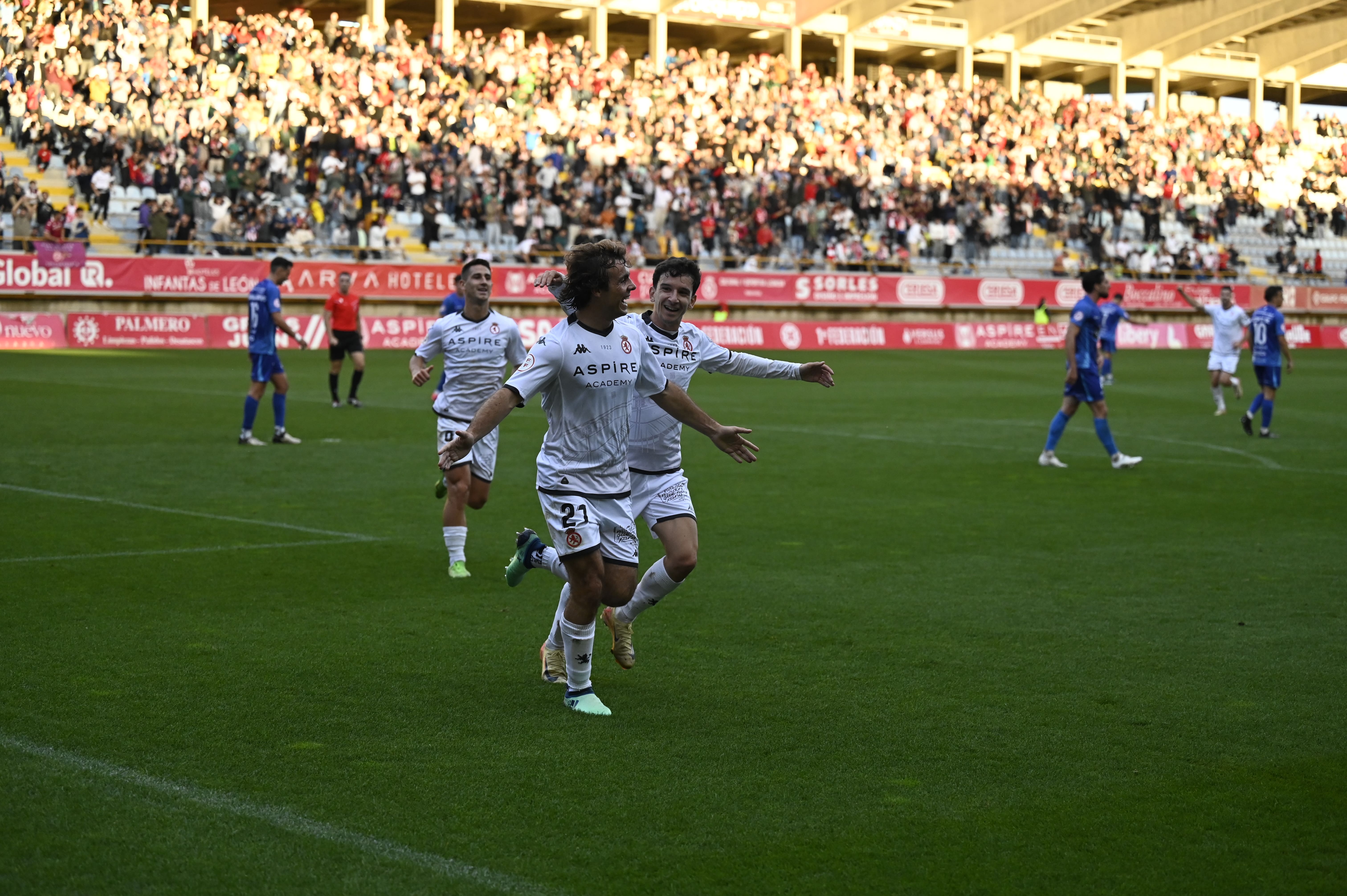 Artola y Chacón celebrando el gol del delantero vasco en la goleada ante el Ourense en el Reino.  SAÚL ARÉN