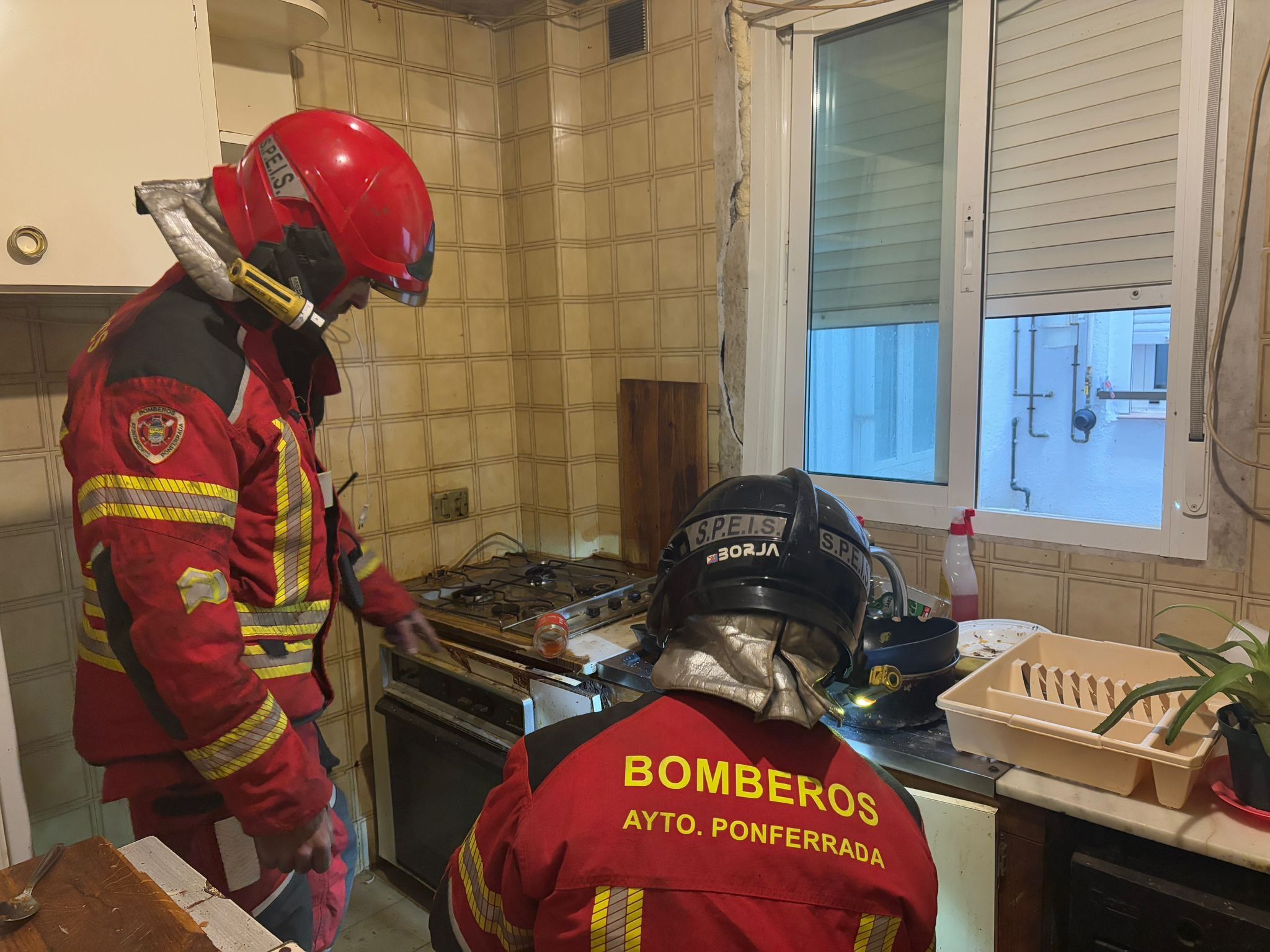 Suceso en el número 21 de la calle Mateo Garza de Ponferrada. | BOMBEROS PONFERRADA