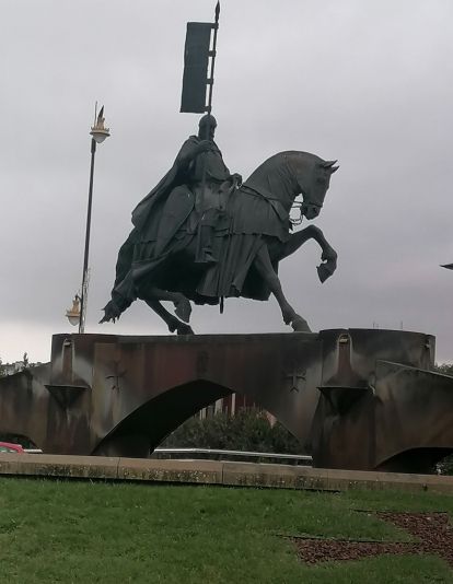 Escultura maestra en su género. Se localiza en la rotonda bautizada con el nombre de Glorieta del Caballero Templario.