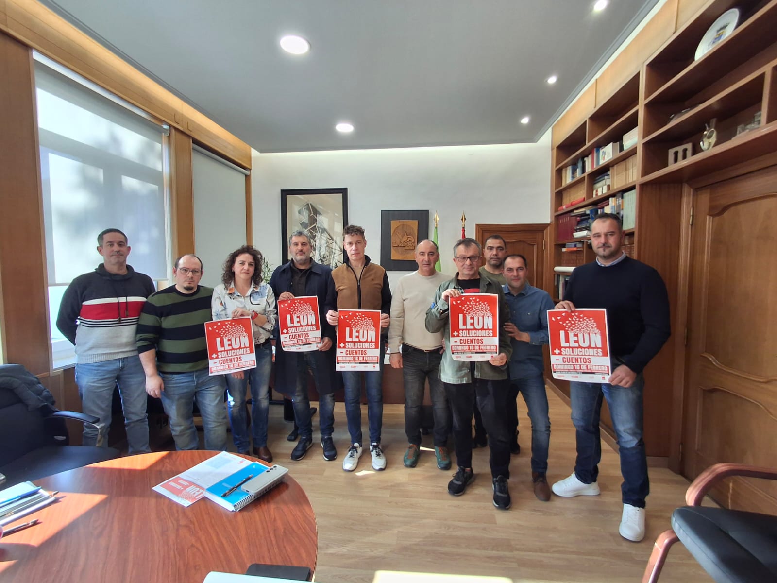 Reunión de los sindicatos convocantes de la manifestación con los alcaldes de Villablino, Murias de Paredes, Cabrillanes y San Emiliano. | L.N.C.