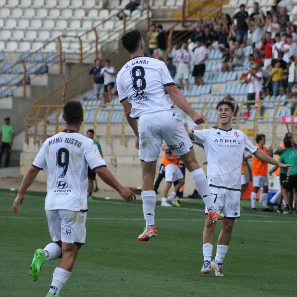 Barri celebrando el gol contra el Lugo en el primer partido de la temporada . CYDL