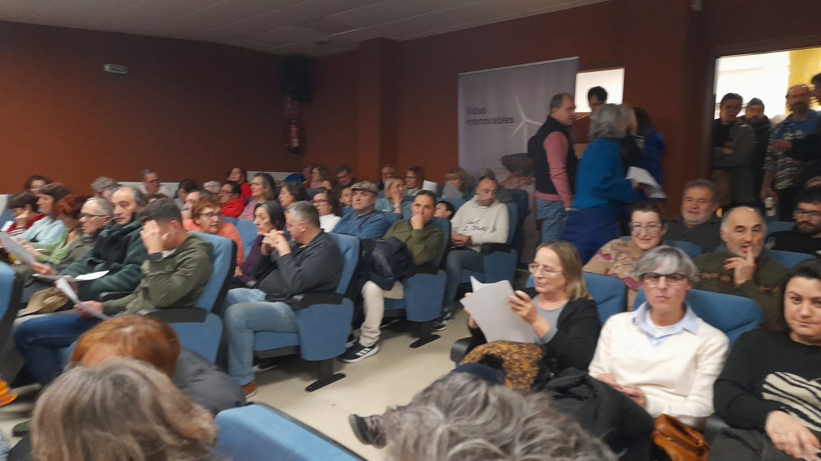 Lleno en el salón de actos para defender los paisajes bercianos. | ELSA GARCÍA