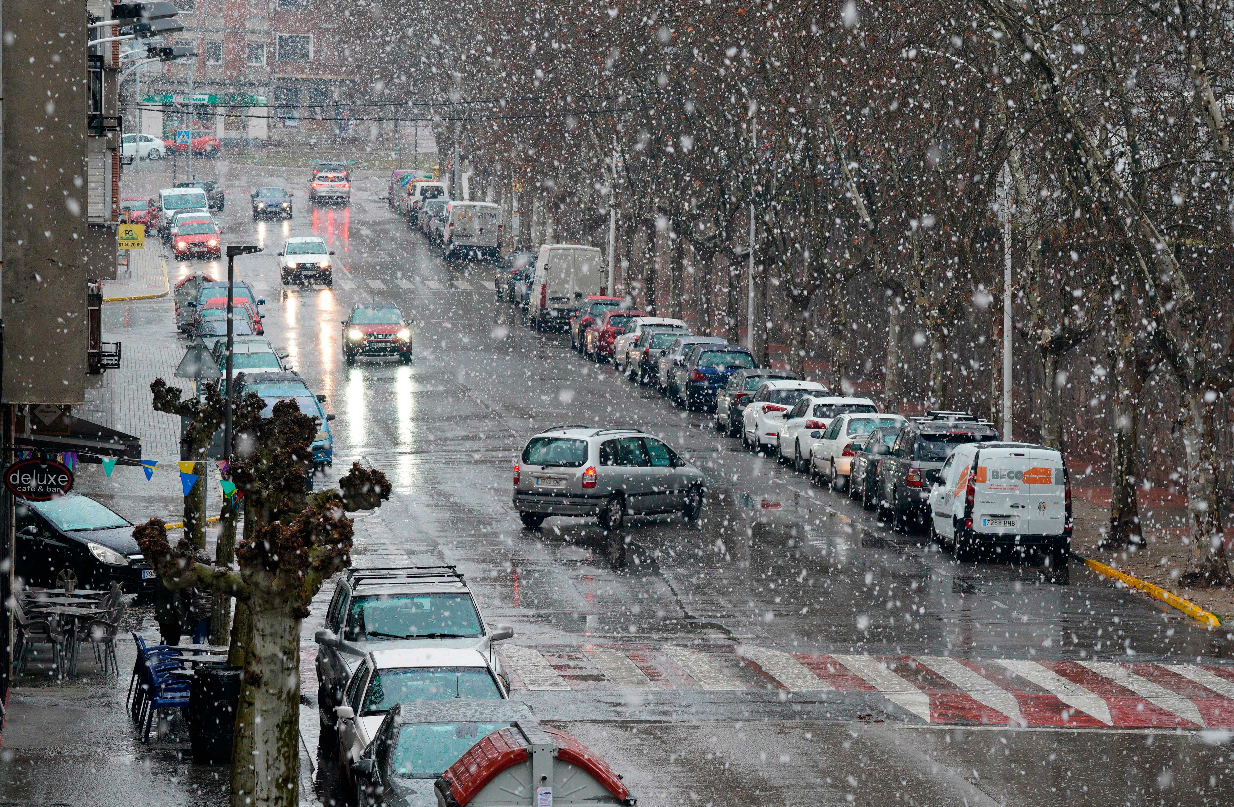 Los primeros copos de nieve ya caen en Ponferrada en la tarde de este domingo. | ICAL