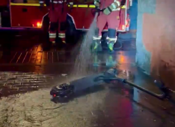 Intervención de los Bomberos para apagar el incendio ocurrido en el patinete. | BOMBEROS AYTO. LEÓN