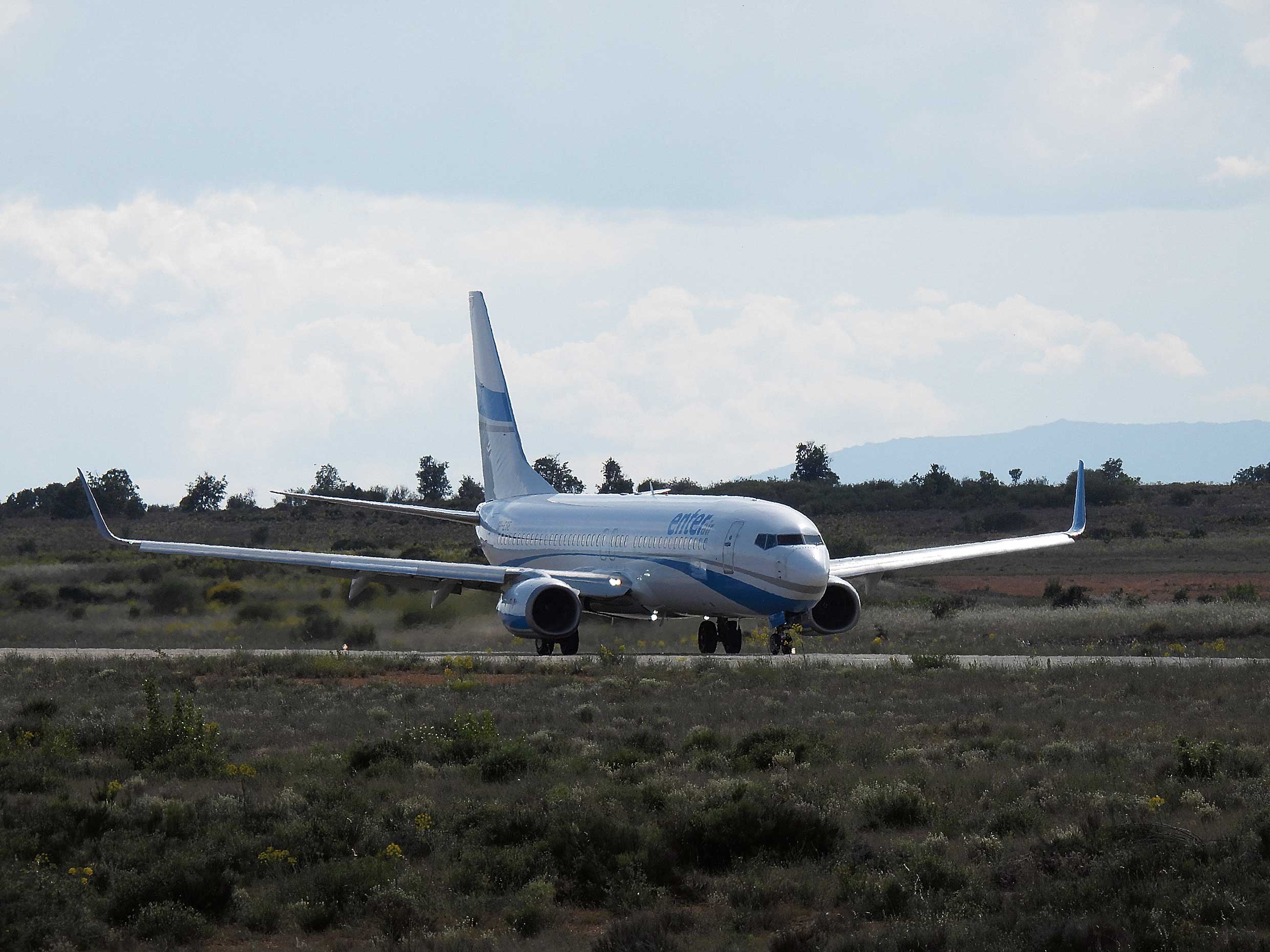 Un avión de Enter Air en el aeródromo de La Virgen. | SAÚL ARÉN