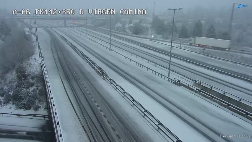 La nieve cubre la carretera en La Virgen del Camino. | DGT