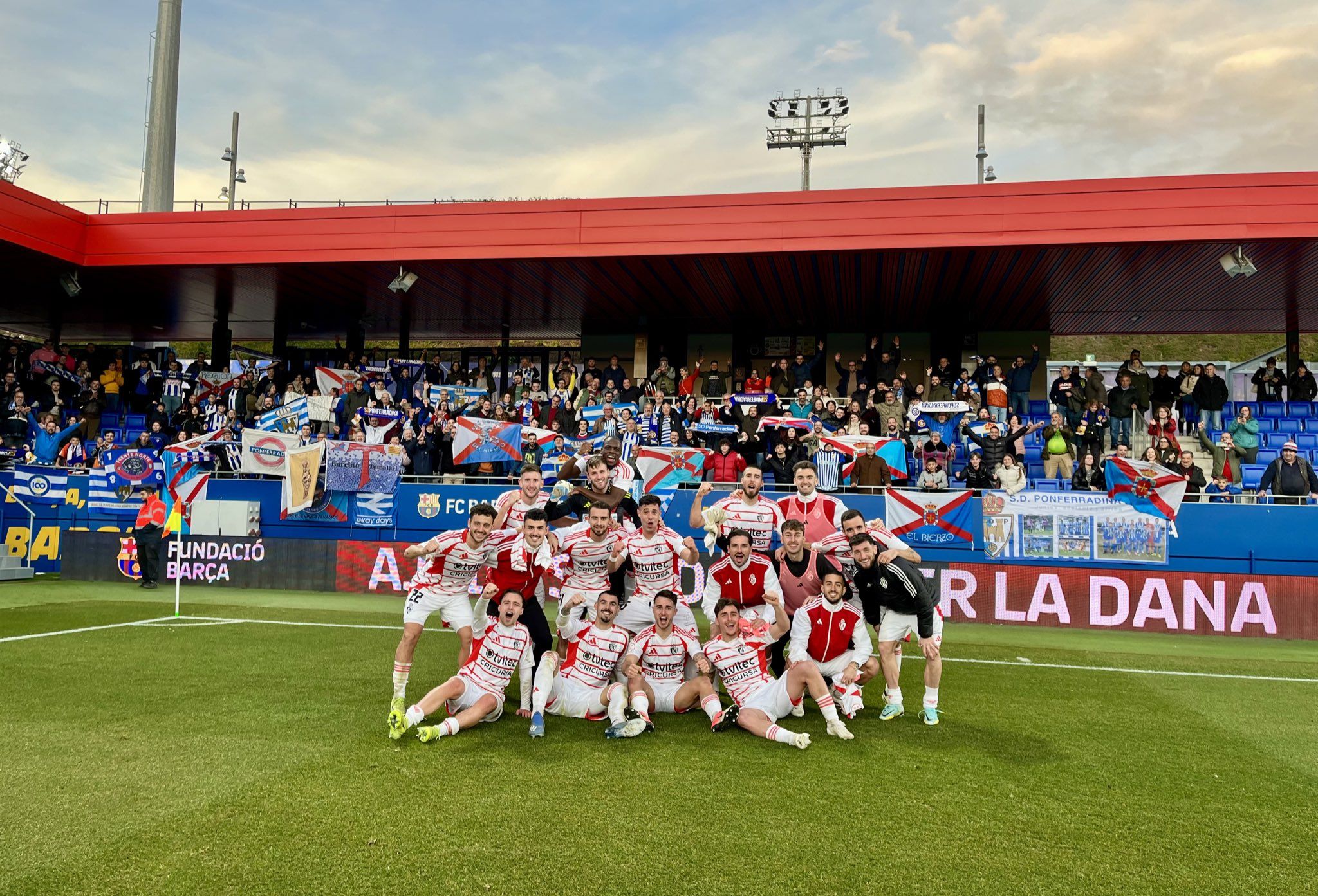 Imagen final con la afición de la Ponferradina en las gradas del Johan Cruyff | SDP