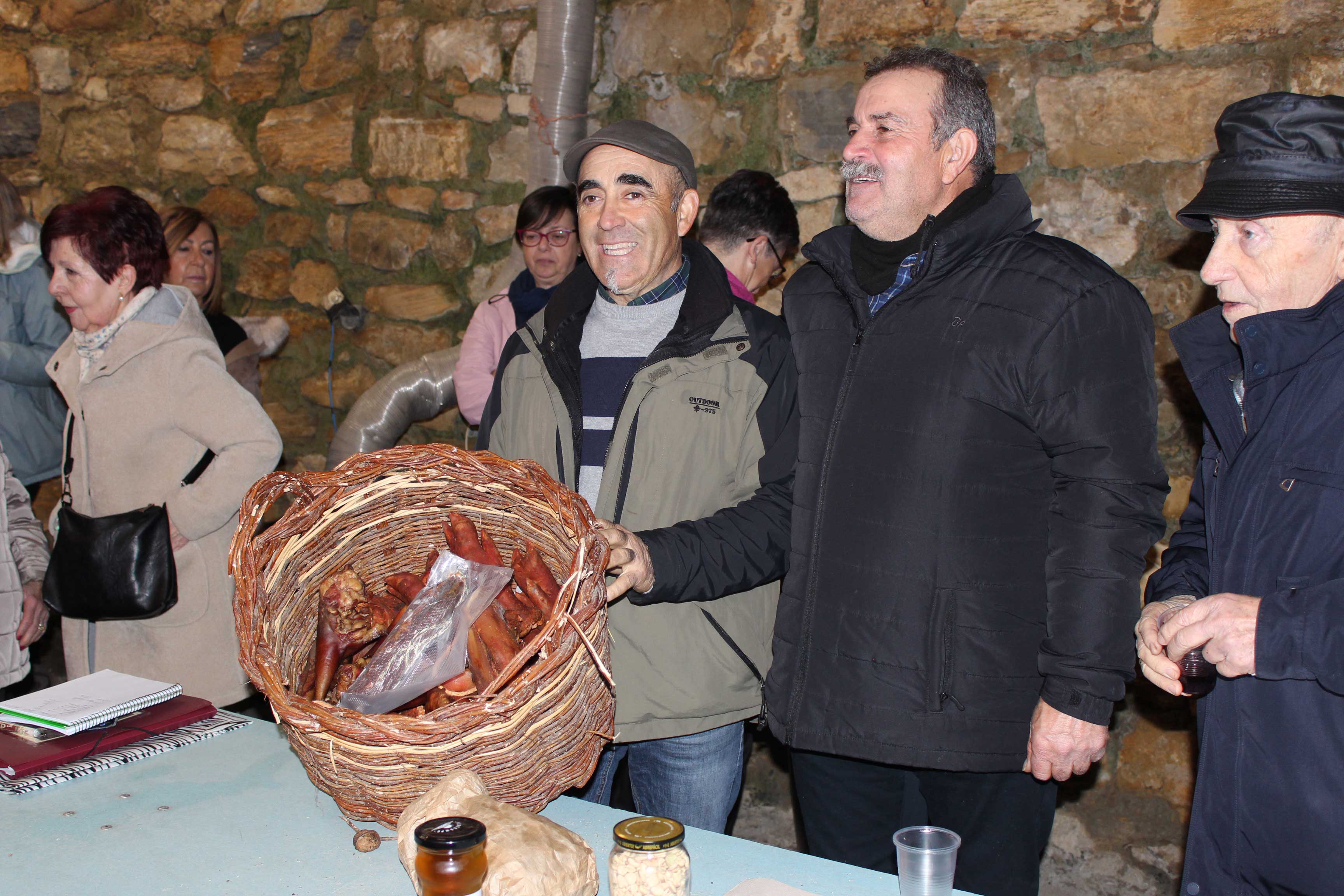 Acisa de las Arrimadas celebró la tradicional subasta de San Antón. | ALFREDO HURTADO 