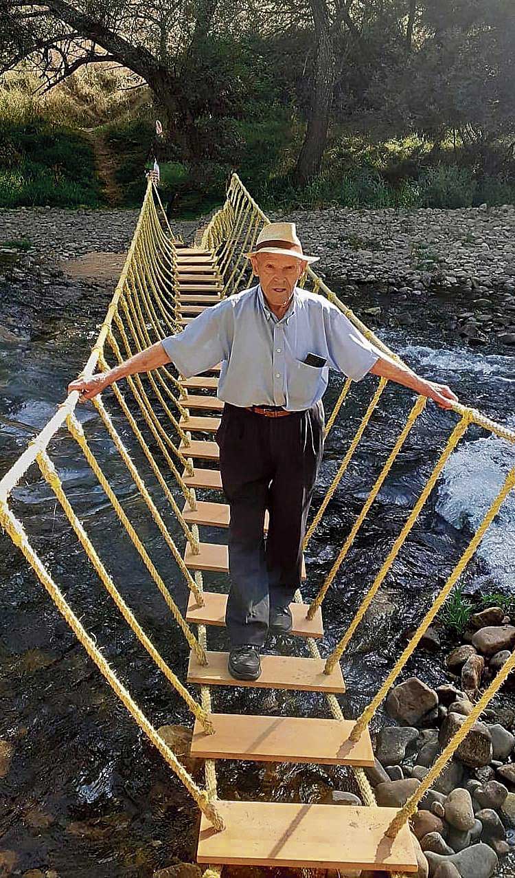 Mundo cruzando el Bernesga hacia el desaparecido pueblo de Villalbura. | ARCHIVO FAMILIAR