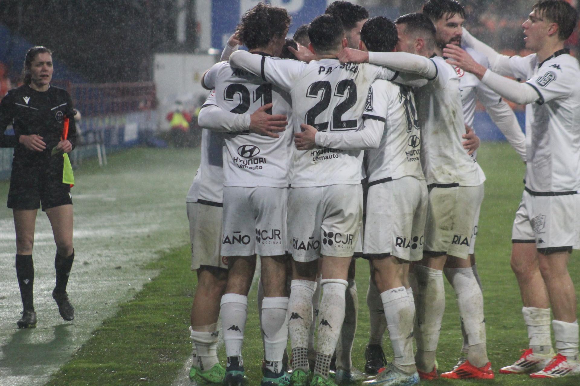 Los jugadores de la Cultural celebran uno de sus goles bajo una intensa lluvia. ISAAC LLAMAZARES