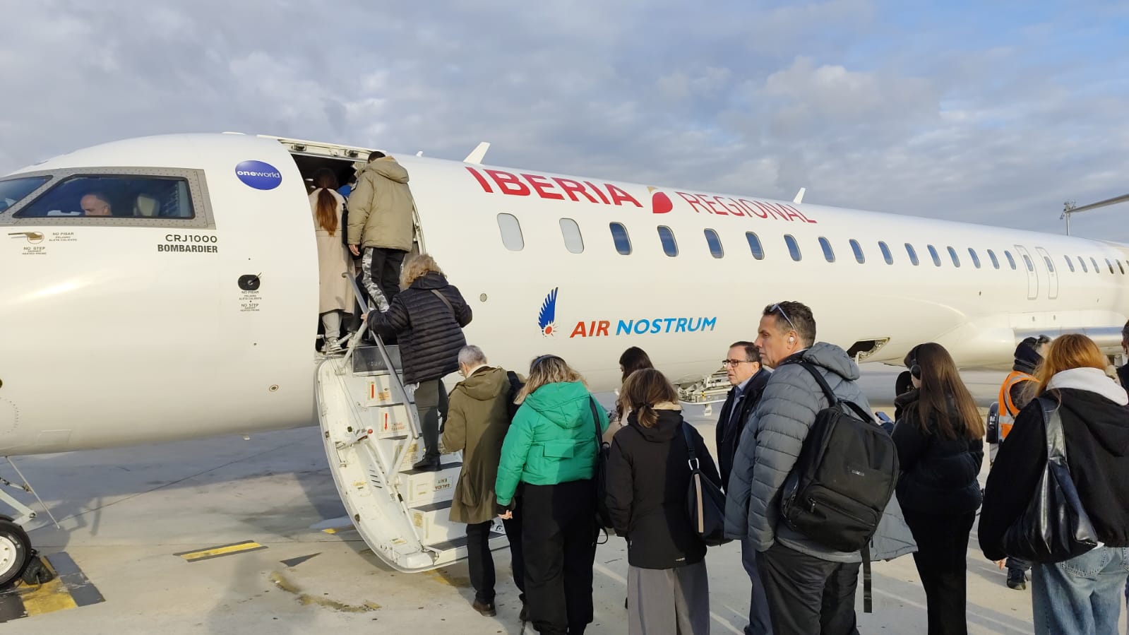 Los pasajeros suben al avión en el aeropuerto de Barcelona este lunes. | ENRIQUE PÉREZ DE LA PUENTE