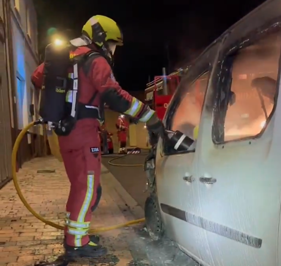 Incendio de un vehículo en Villadangos. | BOMBEROS AYTO. LEÓN