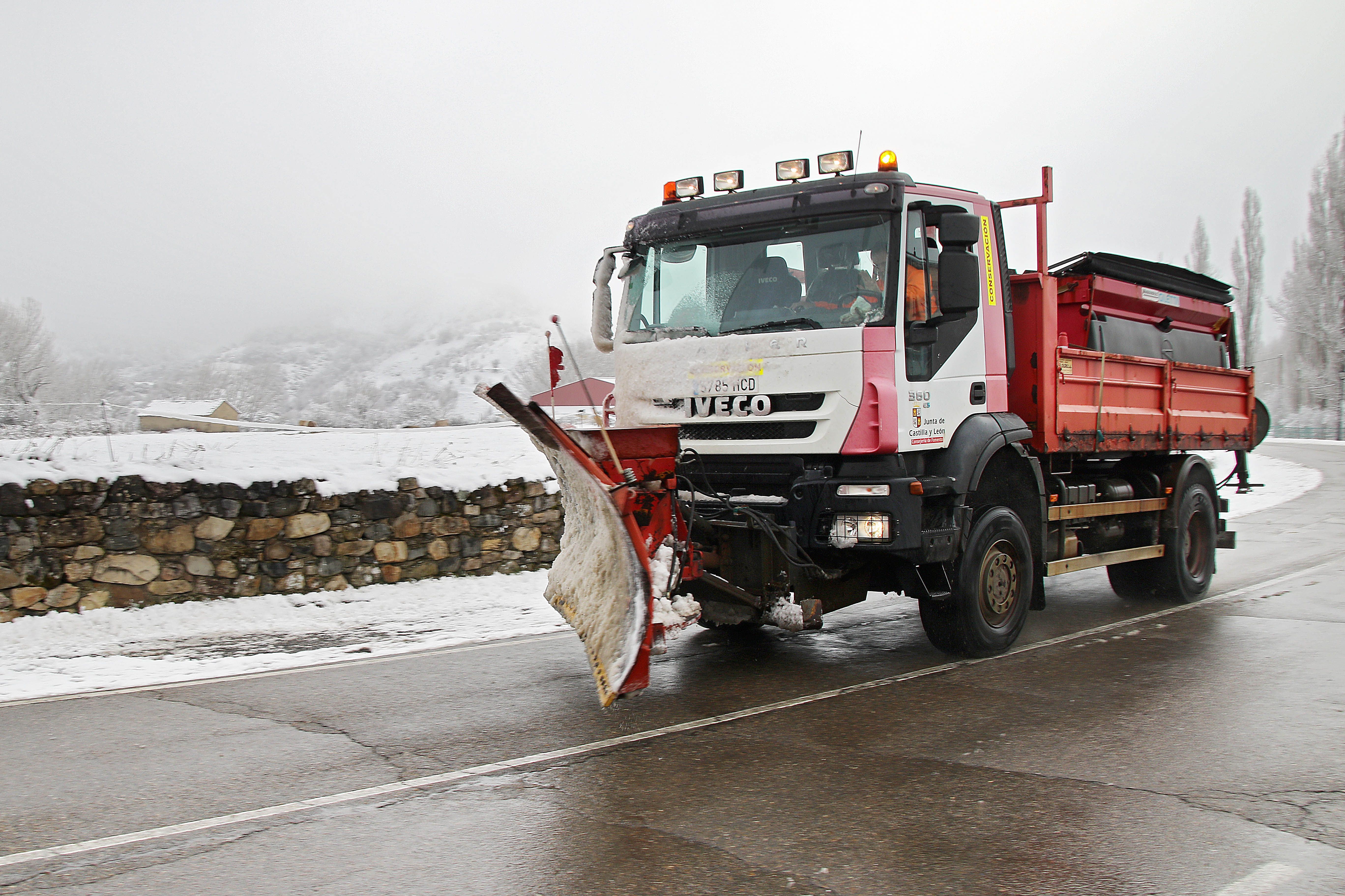 Las carreteras leonesas vuelven a la normalidad tras la nieve de este domingo