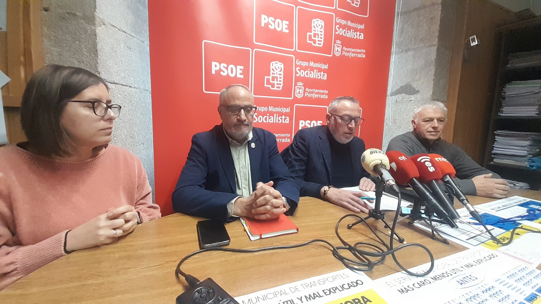 Rueda de prensa del grupo socialista para rechazar los cambios en el servicio de transportes. | MAR IGLESIAS