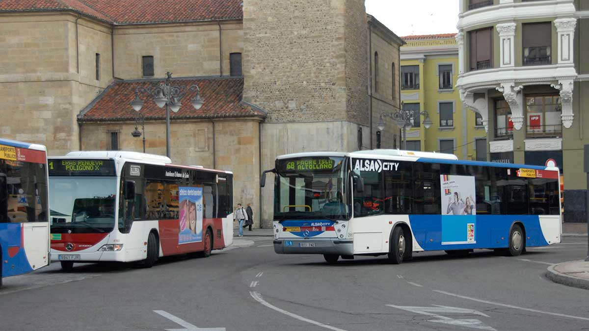 Imagen de archivo de autobuses urbanos en el centro de la ciudad de León. | MAURICIO PEÑA