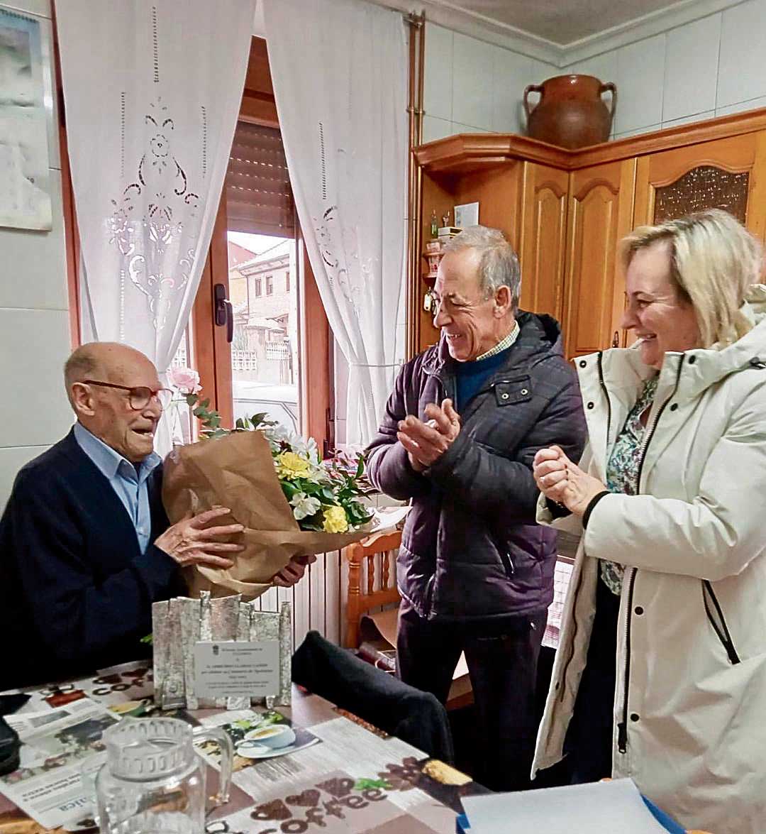 Mundo, nuevo centenario de Cuadros, homenajeado este lunes por el Ayuntamiento. | L.N.C.