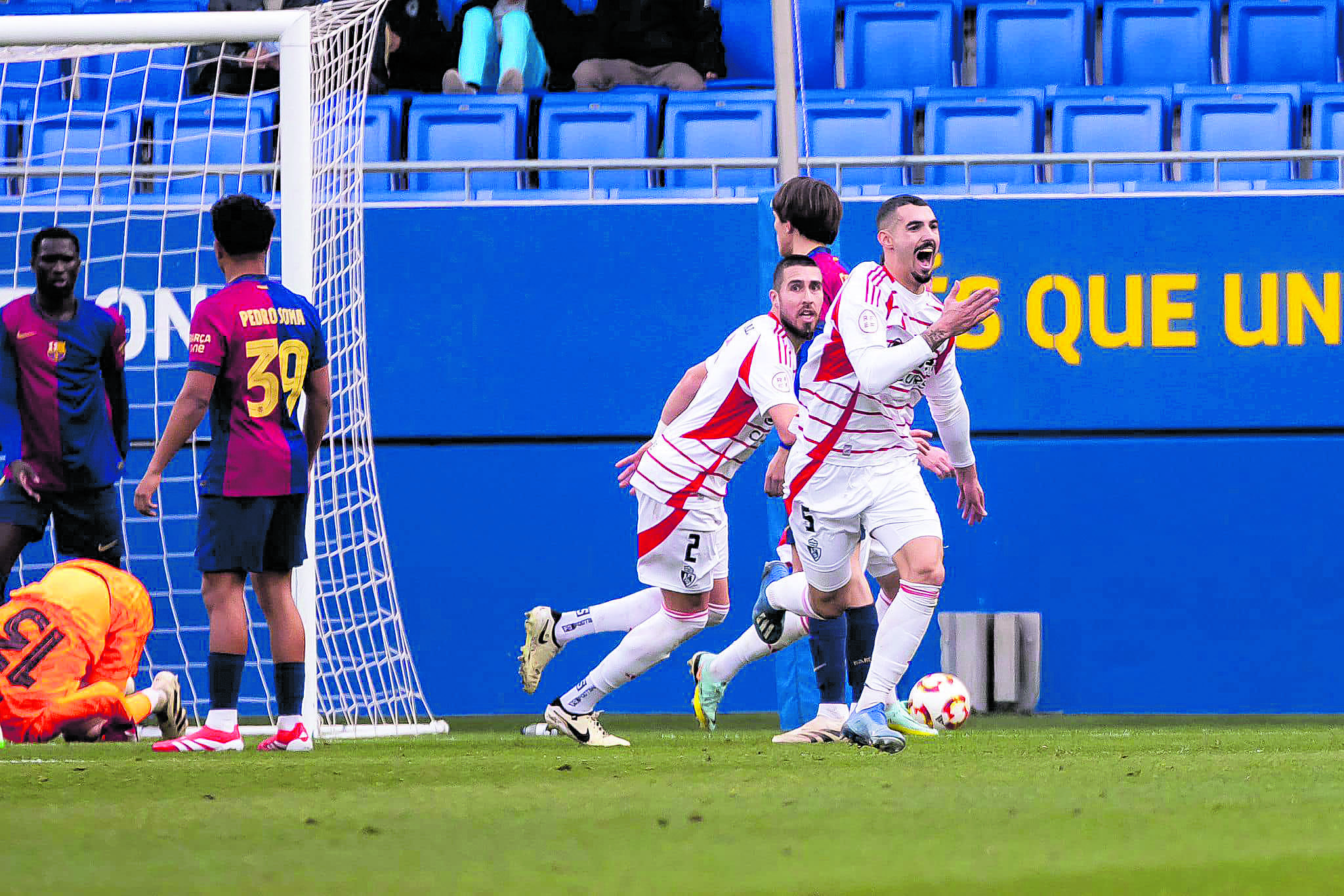 Lancho celebra el primer tanto de la Ponferradina en el Johan Cruyff, todavía con un jugador menos. SDP