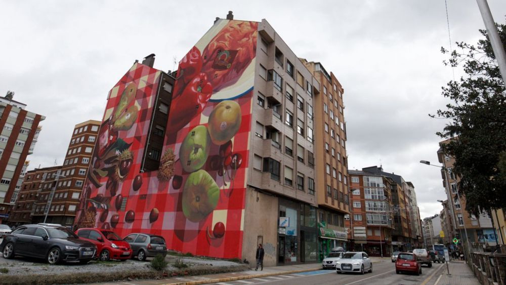 Mural que da color al solar del antiguo cuartel, a la izquierda de la imagen.