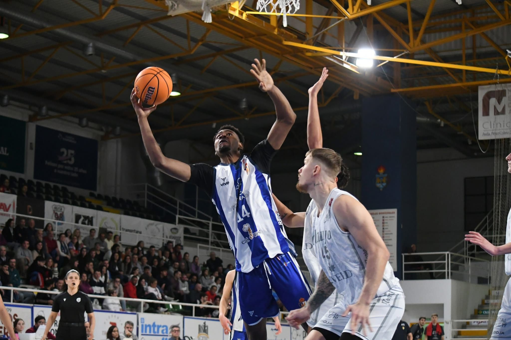 Mukendi durante uno de los partidos con el Clínica Ponferrada. CPSDP