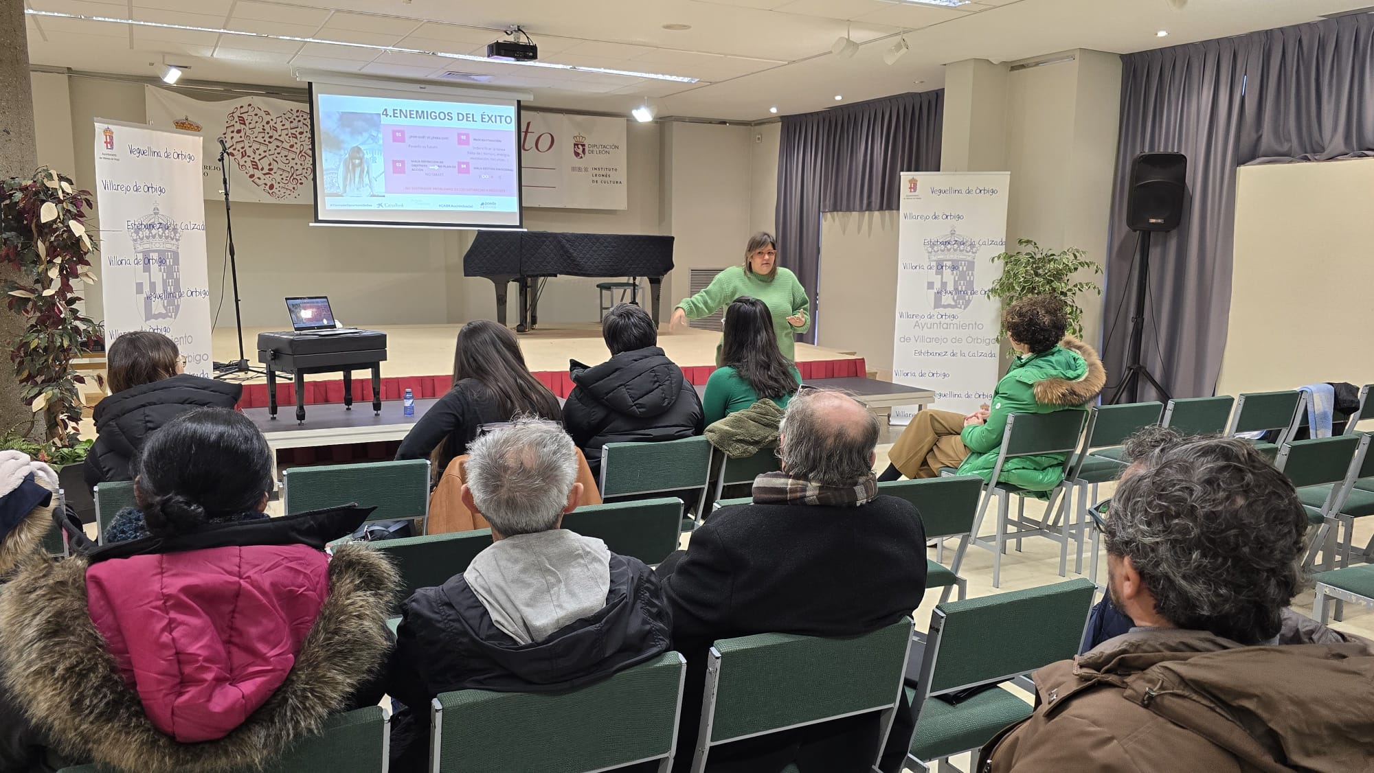 Un instante de la charla organizada por Poeda en Veguellina este martes. L.N.C.