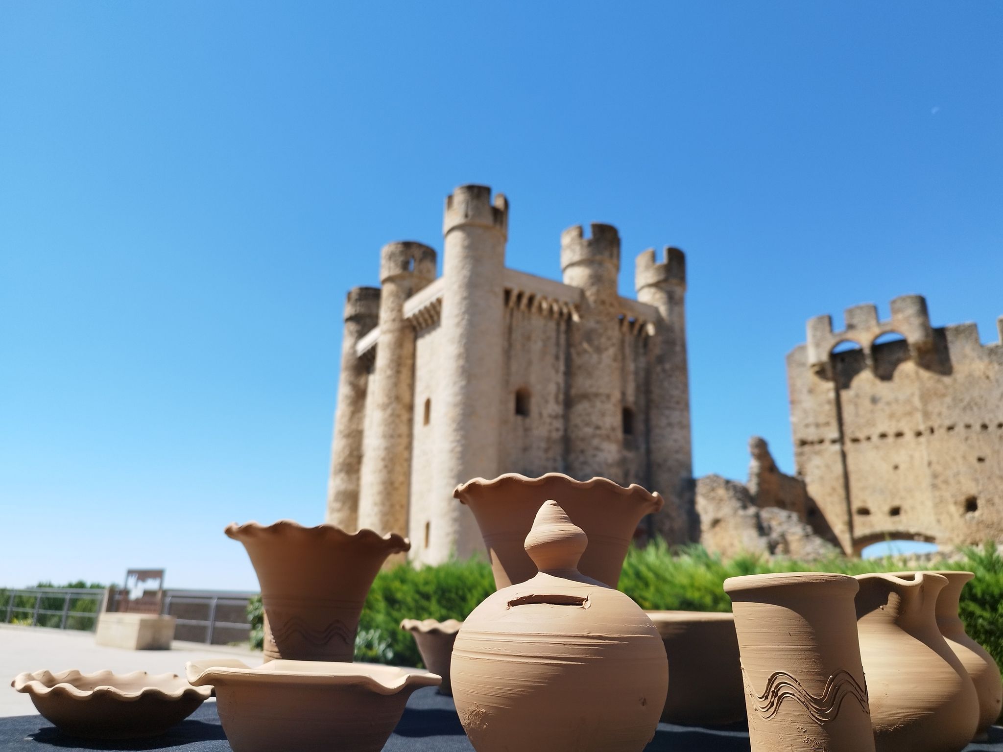 Jarrones de la Feria de Artesanía con el castillo de fondo. | L.N.C.