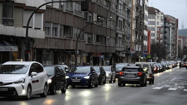 La fila de coches llegaba hasta Santa Ana. | SAÚL ARÉN