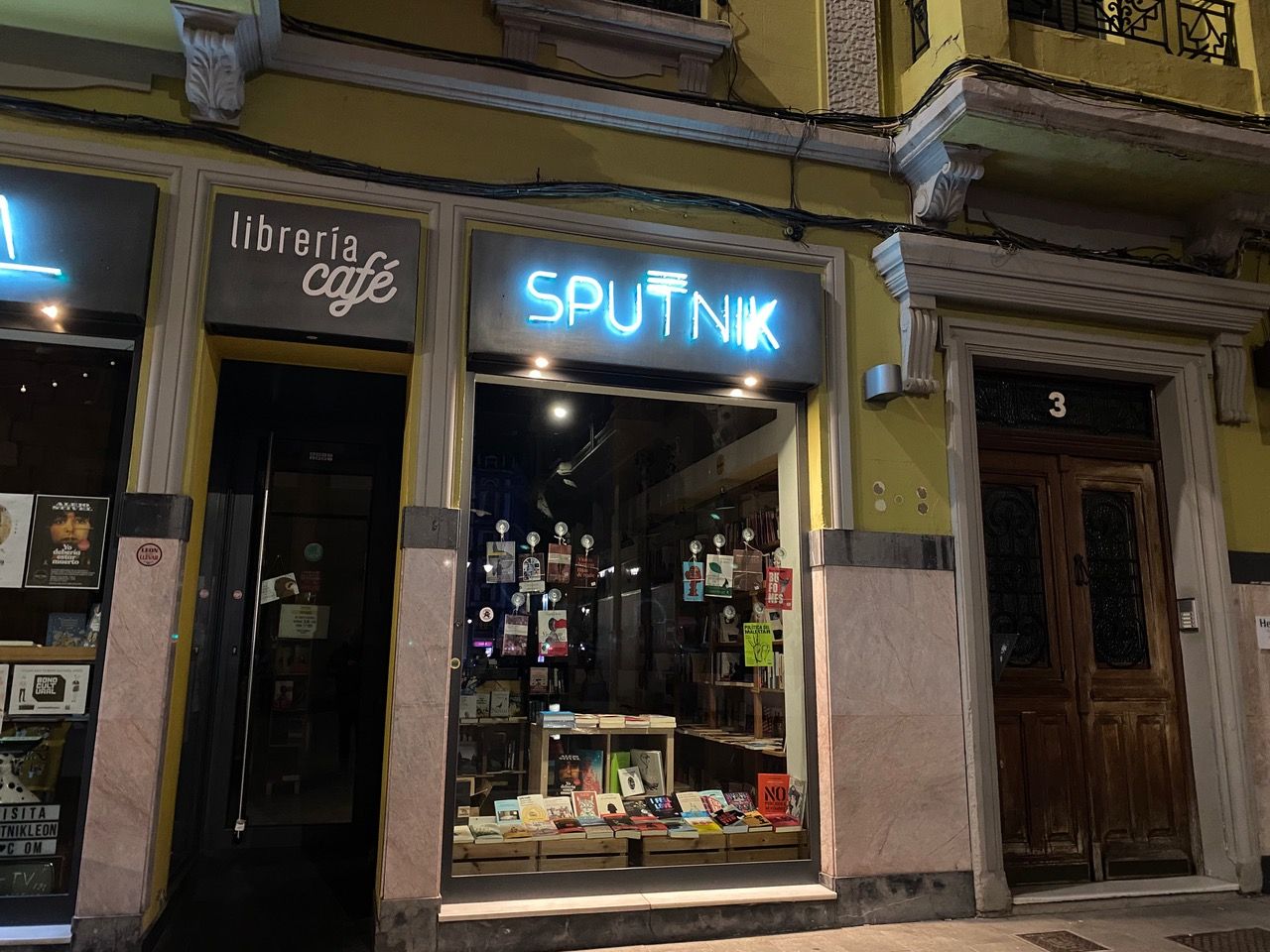 El escaparate de una de las librerías de la capital provincial, Sputnik, localizada en la calle leonesa Legión VII. | L.N.C.