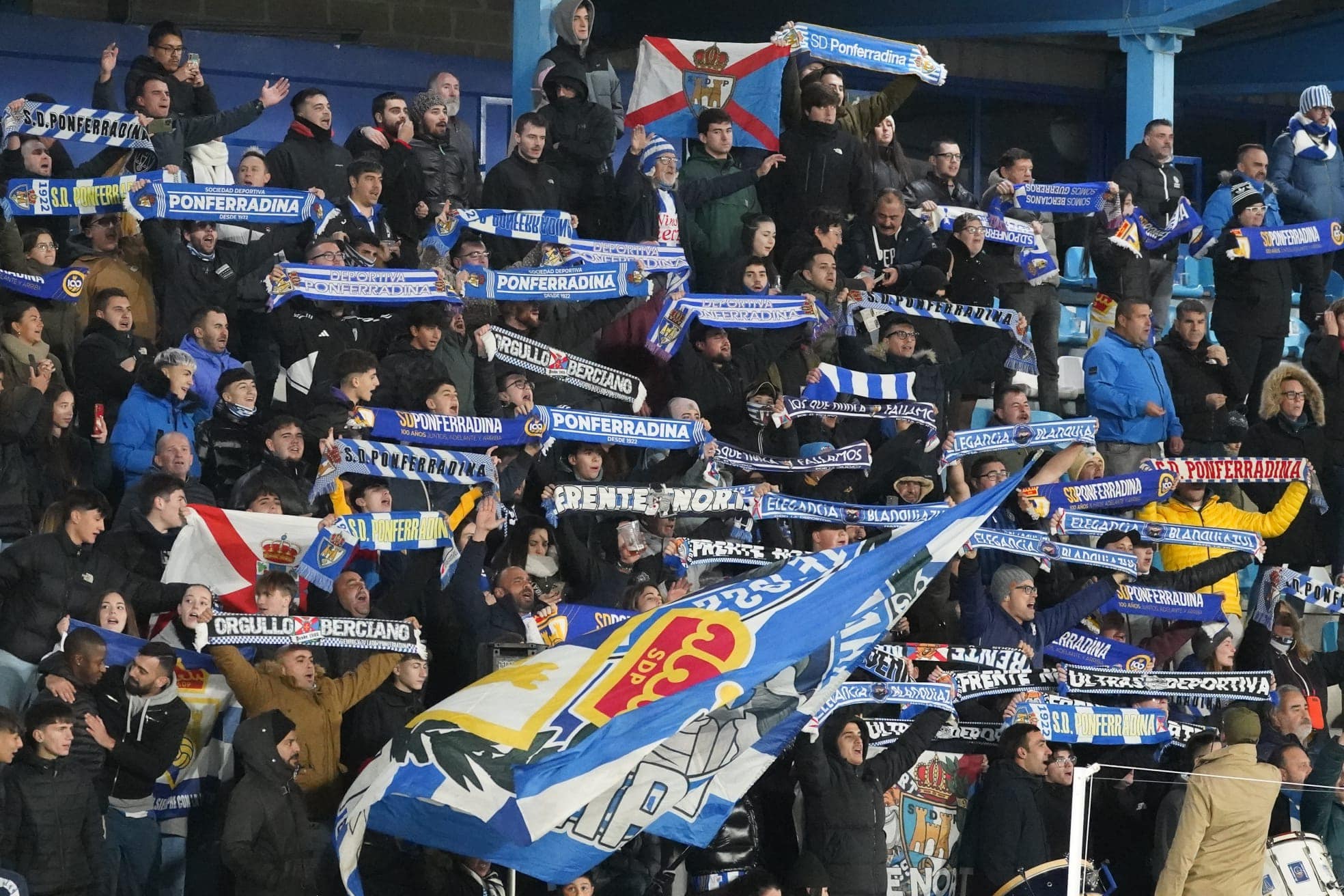 La afición de la Deportiva durante un partido en El Toralín. SDP