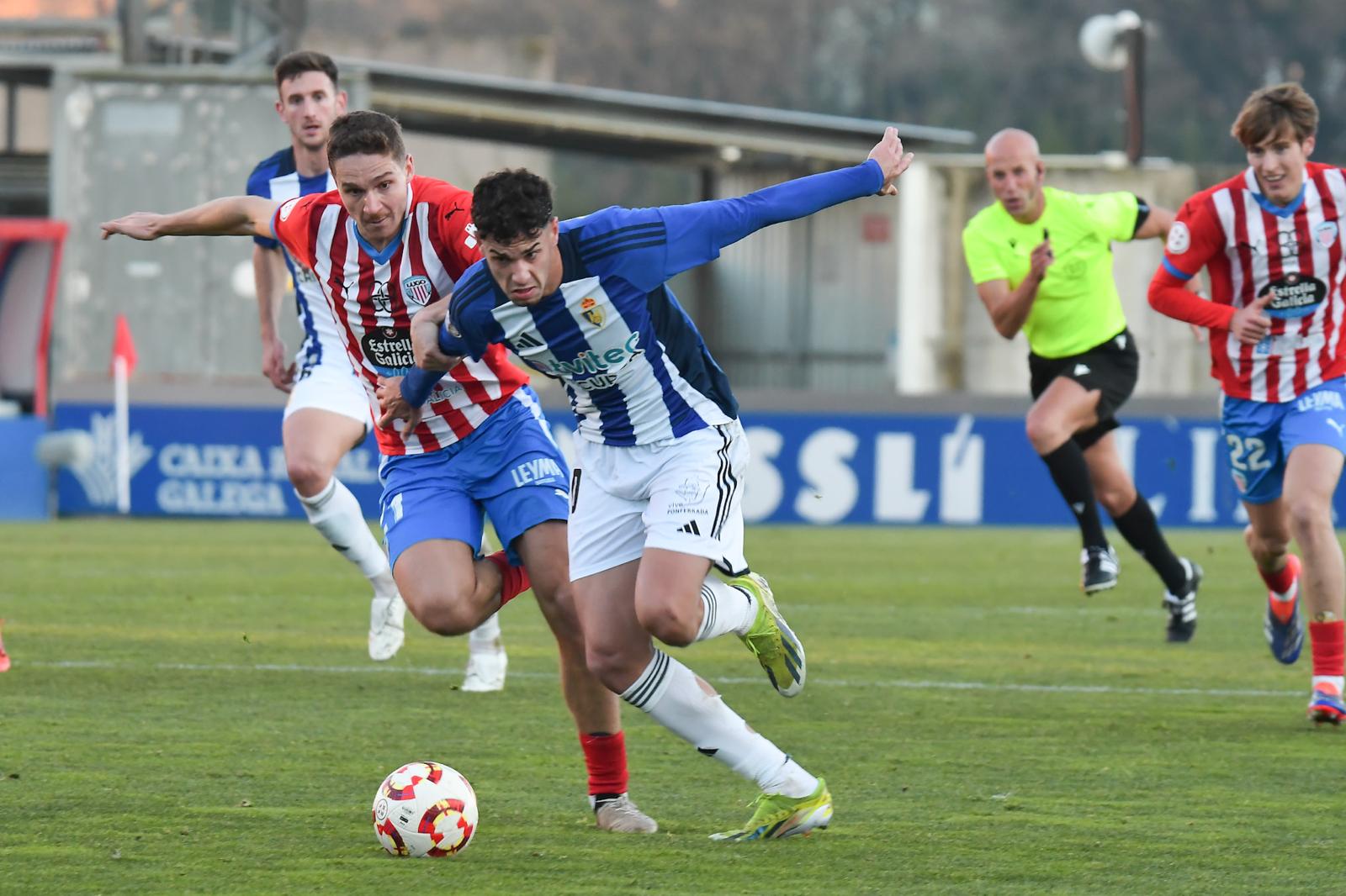 Costa durante el patido de Lugo quitándose de encima a un defensor rival. QUINITO